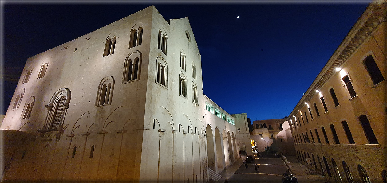 foto Bari di notte